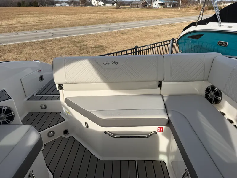 Slide: The Image of Sea Ray SDX 270 2026 - 7