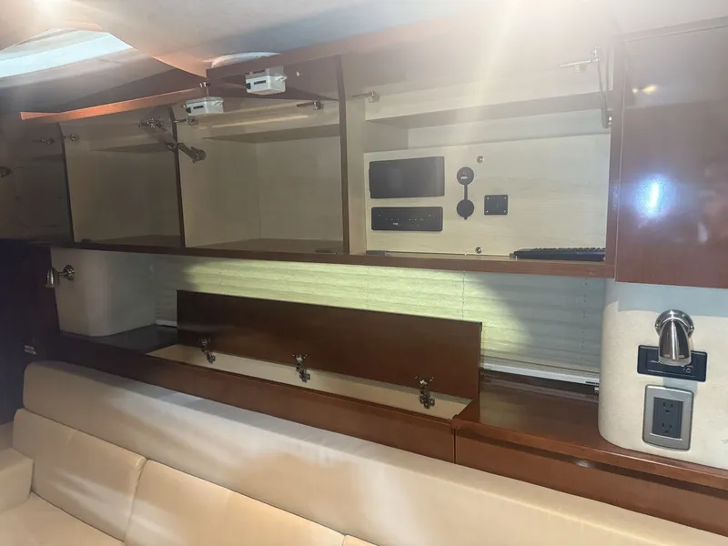 Slide: The Image of Sea Ray 37 SUNDANCER 2012 - 23