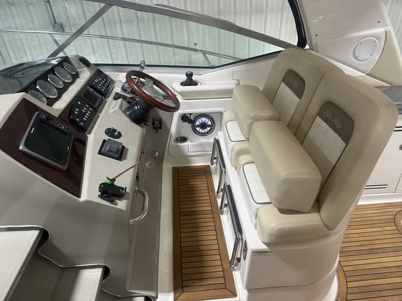 Slide: The Image of Sea Ray 37 SUNDANCER 2012 - 37