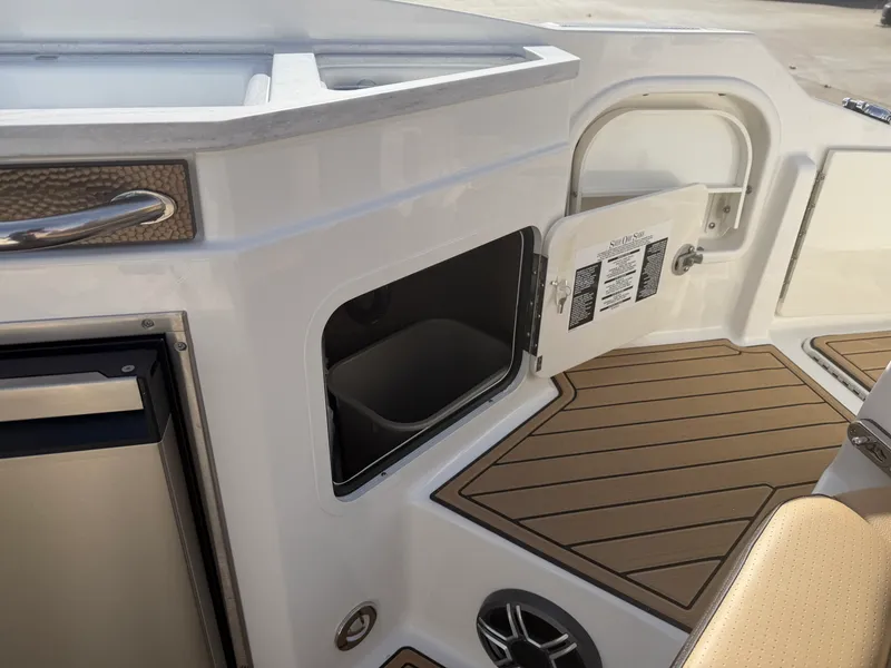 Slide: The Image of Sea Ray SDX 290 2026 - 10