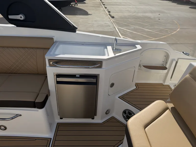 Slide: The Image of Sea Ray SDX 290 2026 - 12