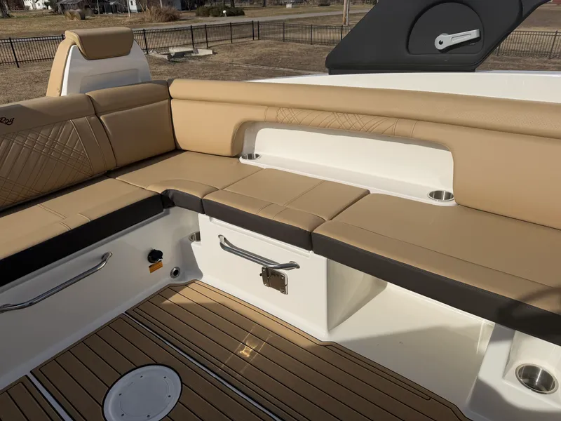 Slide: The Image of Sea Ray SDX 290 2026 - 13