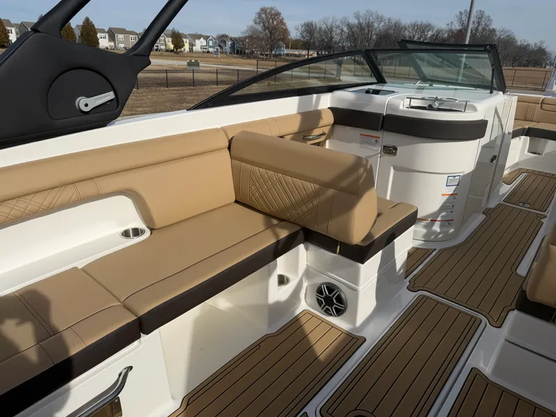 Slide: The Image of Sea Ray SDX 290 2026 - 15