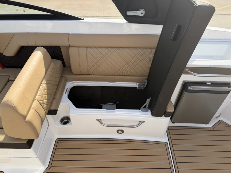 Slide: The Image of Sea Ray SDX 290 2026 - 26