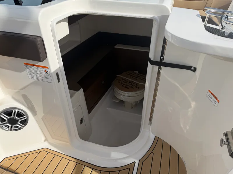 Slide: The Image of Sea Ray SDX 290 2026 - 28