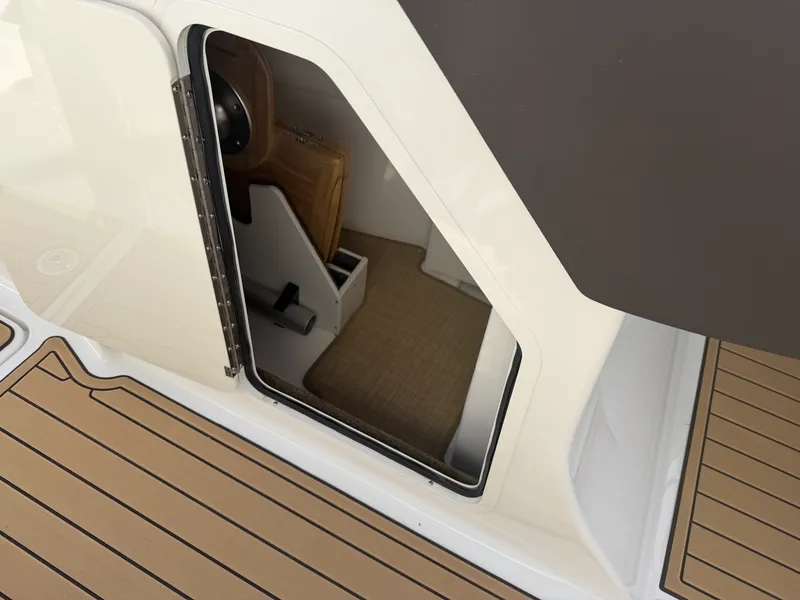 Slide: The Image of Sea Ray SDX 290 2026 - 31