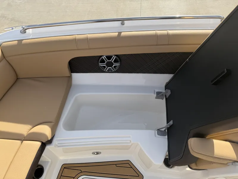 Slide: The Image of Sea Ray SDX 290 2026 - 37