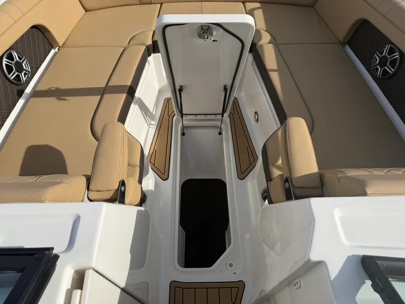 Slide: The Image of Sea Ray SDX 290 2026 - 38