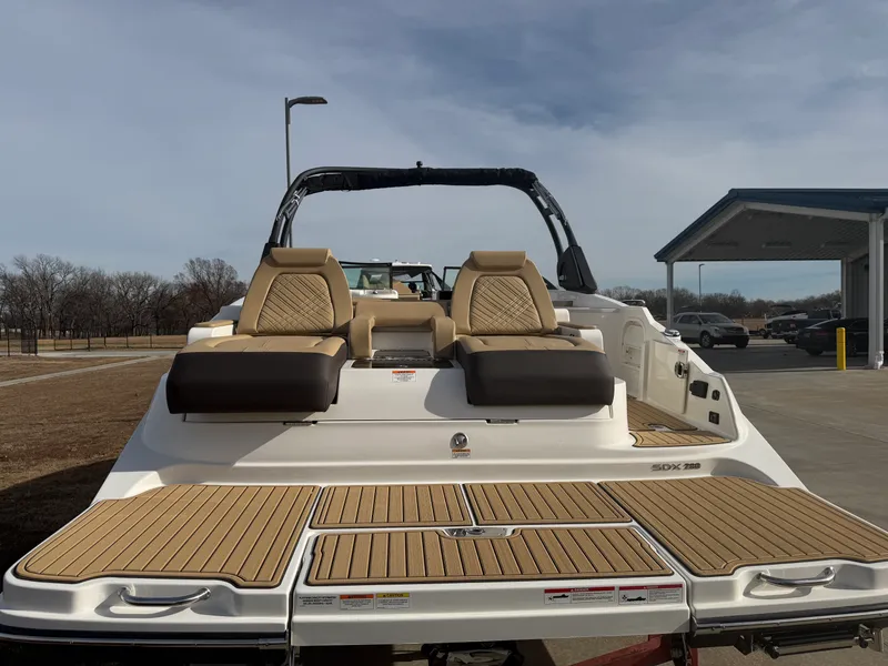 Slide: The Image of Sea Ray SDX 290 2026 - 4
