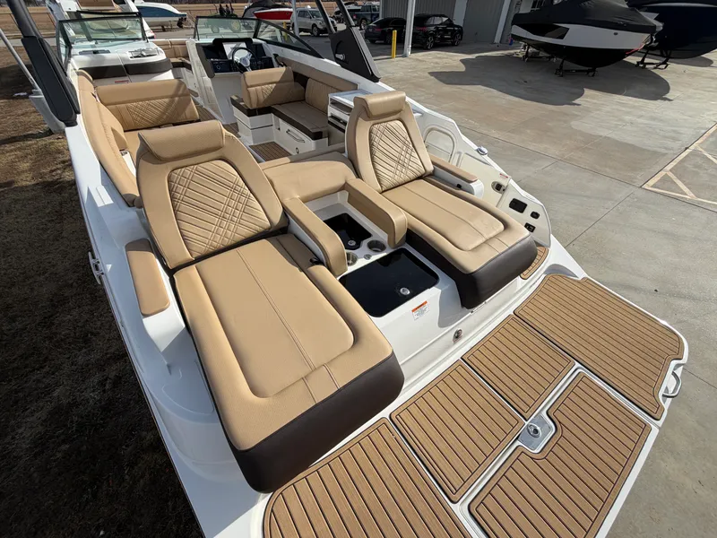 Slide: The Image of Sea Ray SDX 290 2026 - 5