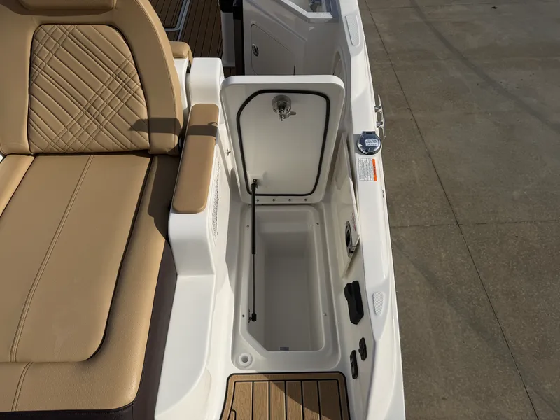 Slide: The Image of Sea Ray SDX 290 2026 - 6