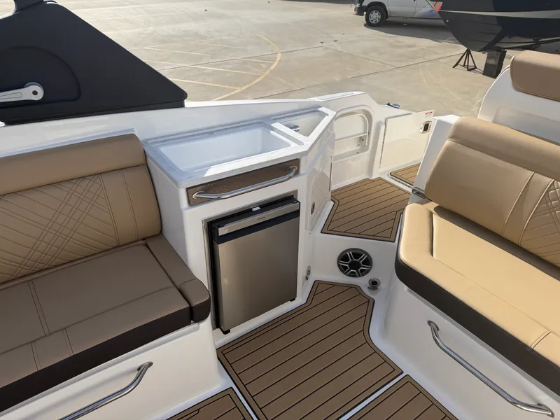 Slide: The Image of Sea Ray SDX 290 2026 - 8