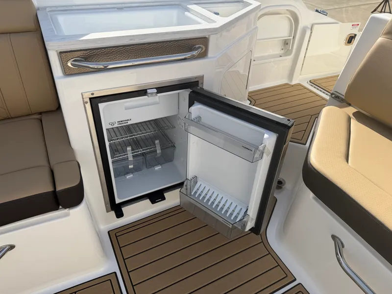 Slide: The Image of Sea Ray SDX 290 2026 - 9