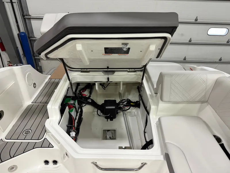 Slide: The Image of Sea Ray SDX 230 Outboard 2026 - 24