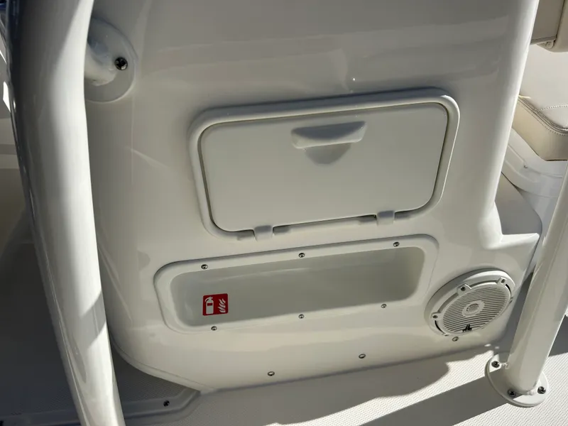 Slide: The Image of Boston Whaler 190 Montauk 2026 - 14