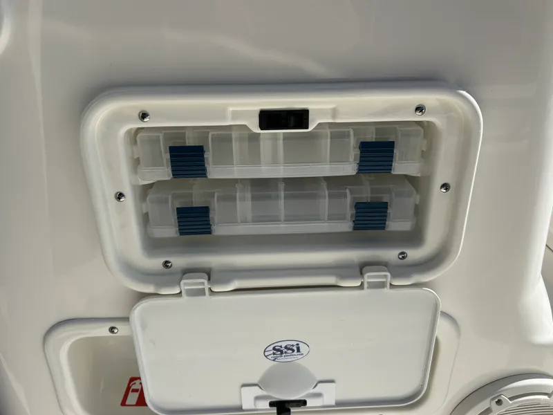 Slide: The Image of Boston Whaler 190 Montauk 2026 - 16