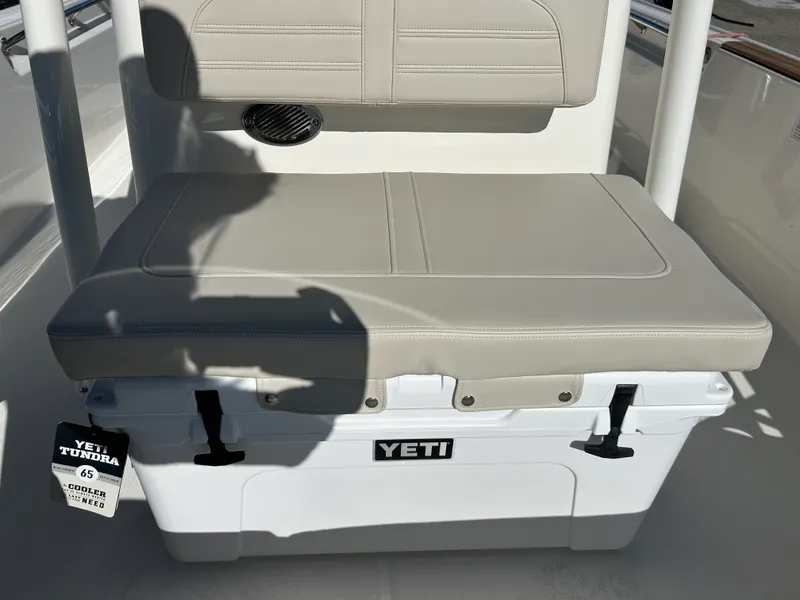 Slide: The Image of Boston Whaler 190 Montauk 2026 - 18