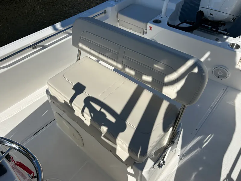 Slide: The Image of Boston Whaler 190 Montauk 2026 - 9