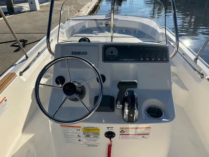 Slide: The Image of Boston Whaler 170 Montauk 2026 - 14