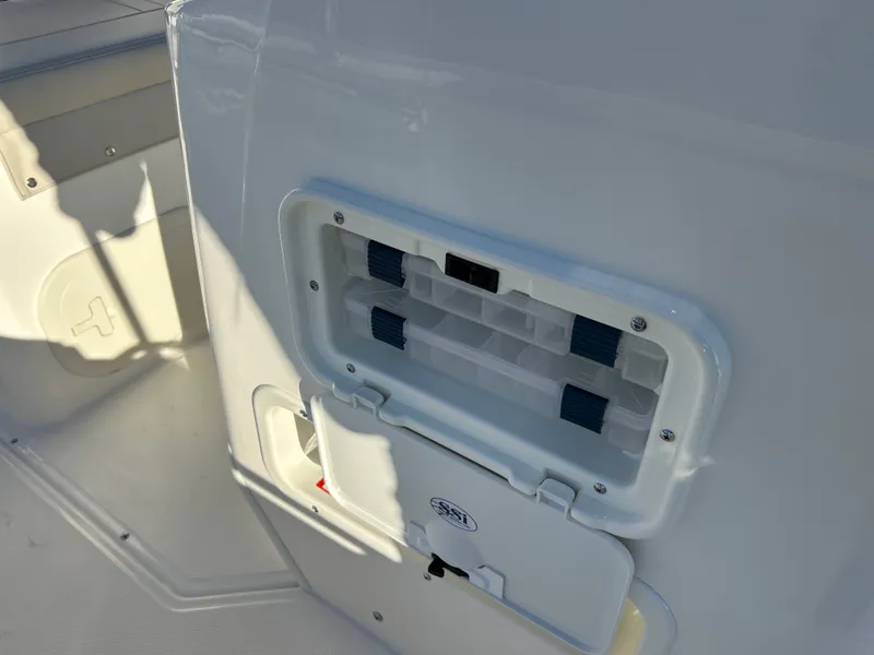 Slide: The Image of Boston Whaler 170 Montauk 2026 - 24