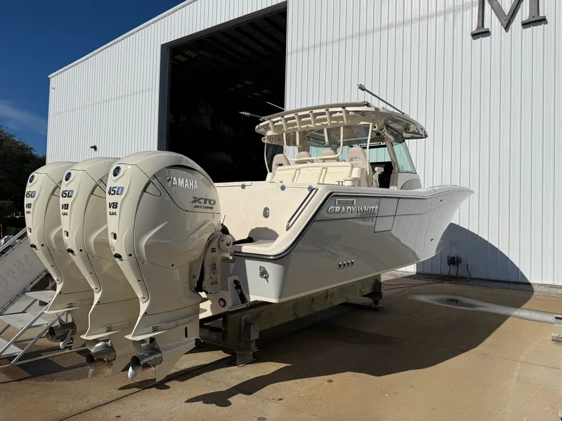 Slide: The Image of Grady-White 386 CANYON 2026 - 10