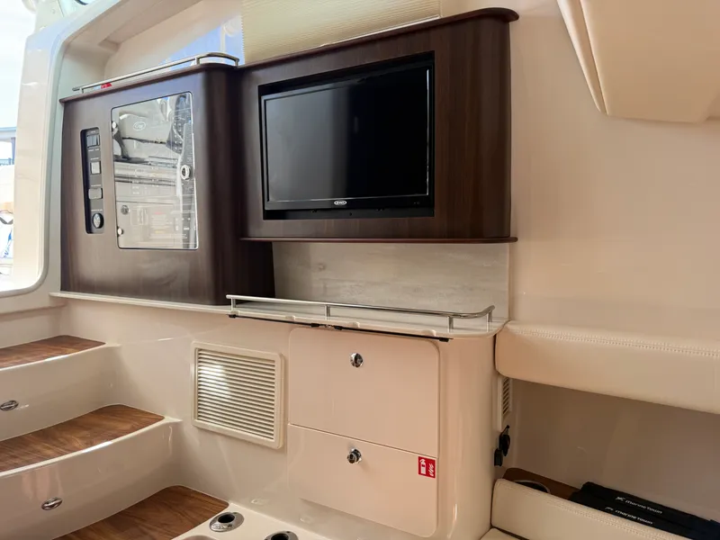 Slide: The Image of Grady-White 386 CANYON 2026 - 16