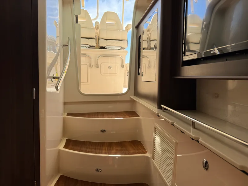 Slide: The Image of Grady-White 386 CANYON 2026 - 22