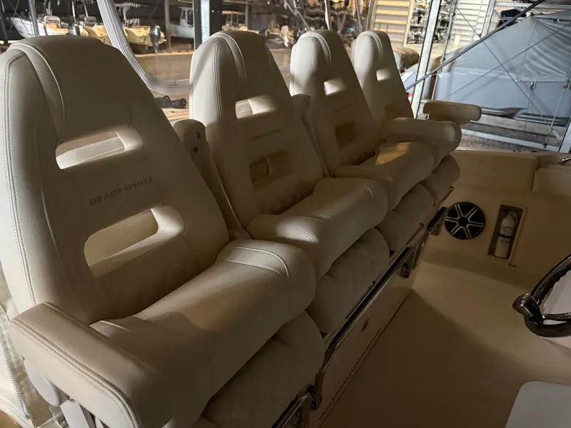 Slide: The Image of Grady-White 386 CANYON 2026 - 30