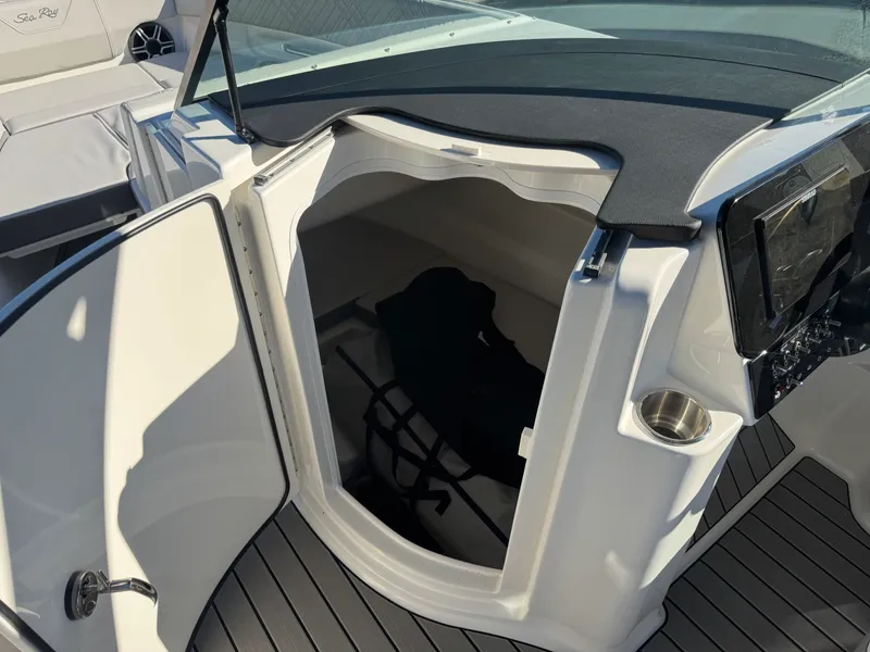 Slide: The Image of Sea Ray SDX 230 Outboard 2026 - 11