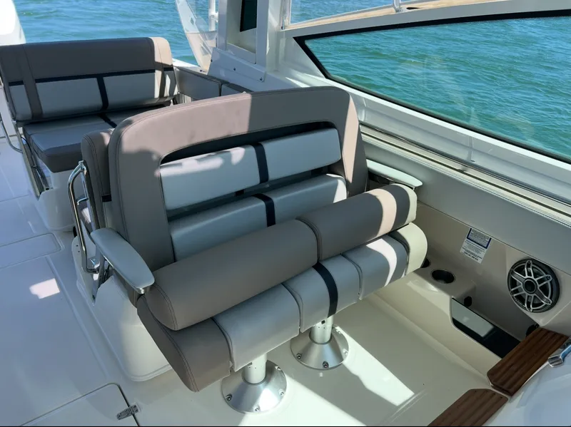 Slide: The Image of Boston Whaler 330 Vantage 2026 - 10