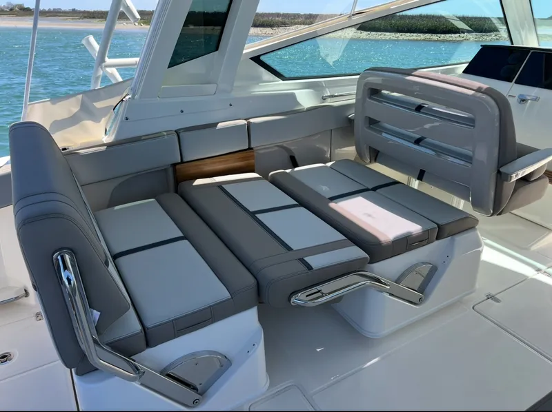 Slide: The Image of Boston Whaler 330 Vantage 2026 - 12