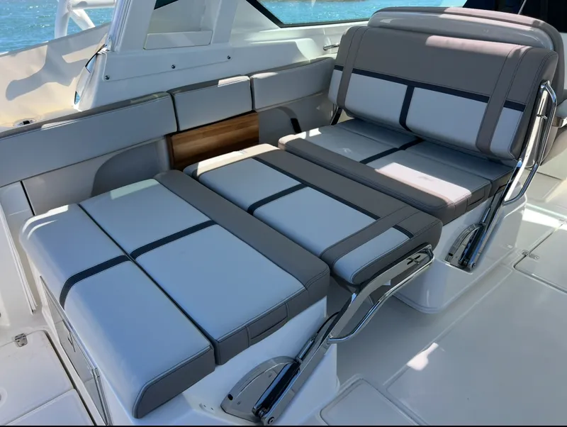 Slide: The Image of Boston Whaler 330 Vantage 2026 - 13