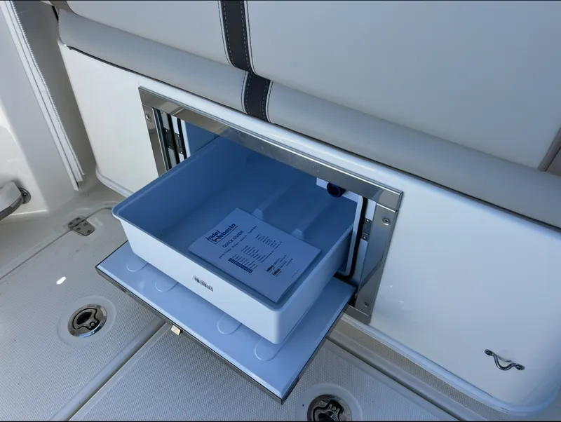Slide: The Image of Boston Whaler 330 Vantage 2026 - 15