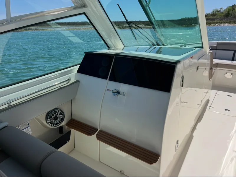 Slide: The Image of Boston Whaler 330 Vantage 2026 - 17