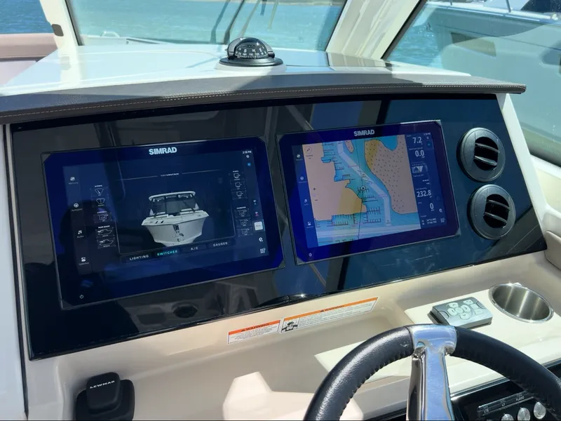 Slide: The Image of Boston Whaler 330 Vantage 2026 - 18