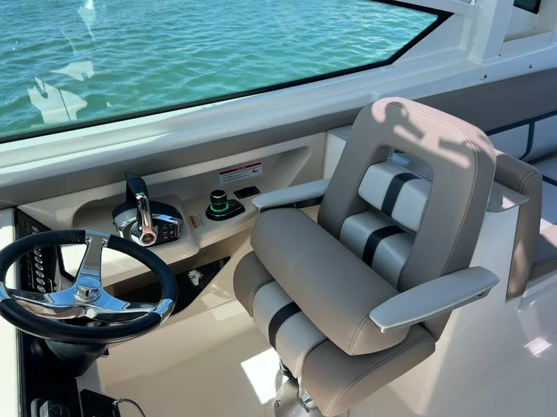 Slide: The Image of Boston Whaler 330 Vantage 2026 - 19