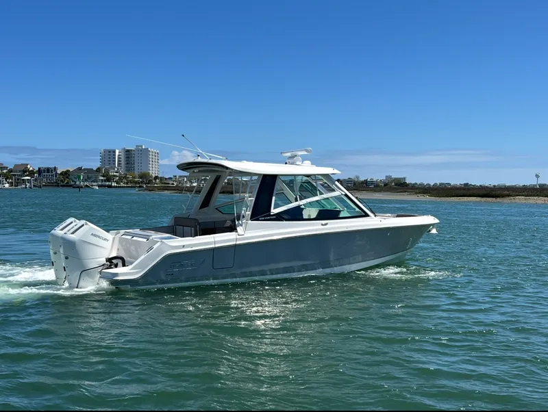 Slide: The Image of Boston Whaler 330 Vantage 2026 - 2