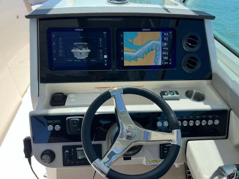 Slide: The Image of Boston Whaler 330 Vantage 2026 - 21