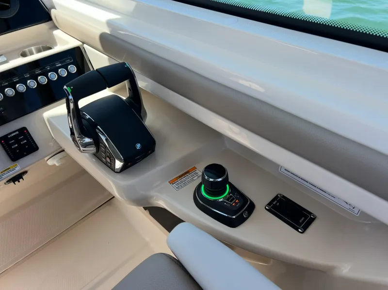 Slide: The Image of Boston Whaler 330 Vantage 2026 - 22