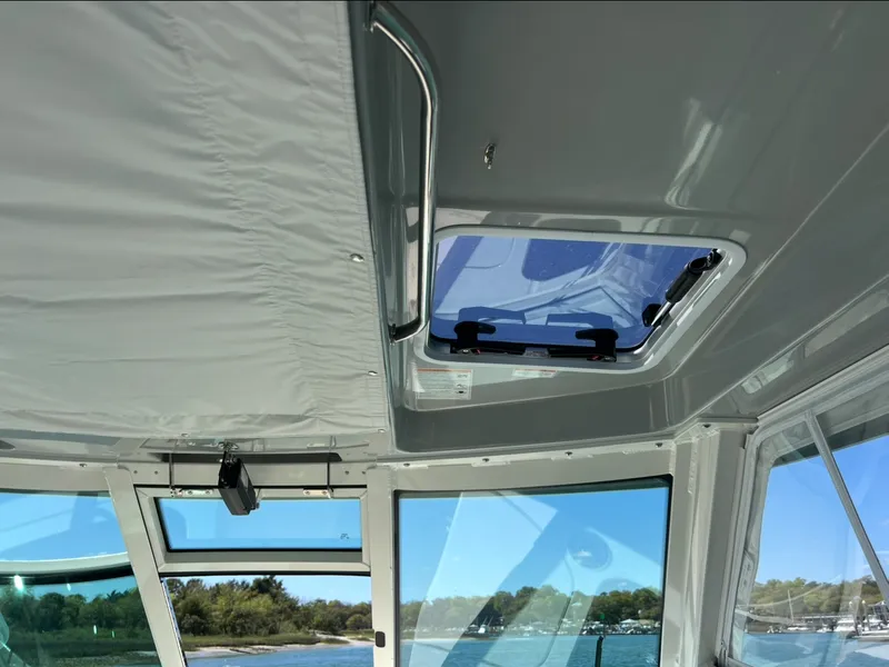 Slide: The Image of Boston Whaler 330 Vantage 2026 - 24