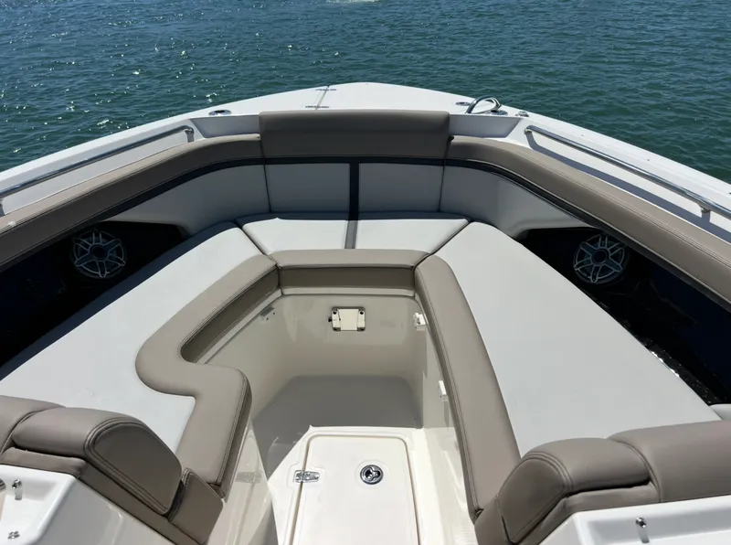 Slide: The Image of Boston Whaler 330 Vantage 2026 - 29