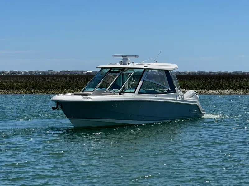 Slide: The Image of Boston Whaler 330 Vantage 2026 - 3