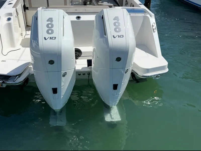 Slide: The Image of Boston Whaler 330 Vantage 2026 - 5