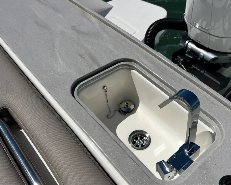 Slide: The Image of Boston Whaler 330 Vantage 2026 - 9