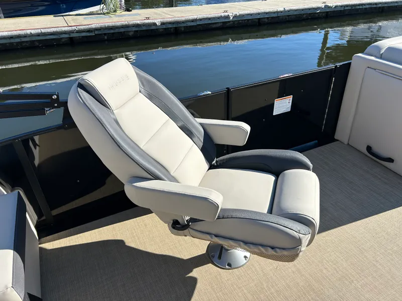 Slide: The Image of Harris Cruiser 210 2026 - 13