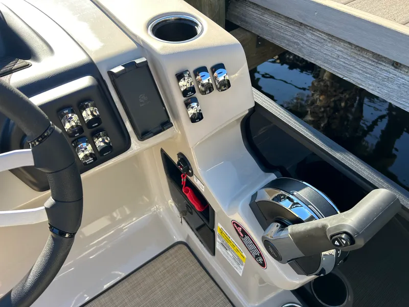 Slide: The Image of Harris Cruiser 210 2026 - 16