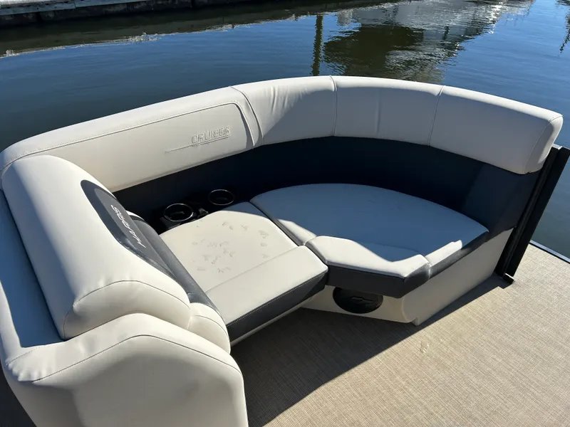 Slide: The Image of Harris Cruiser 210 2026 - 17