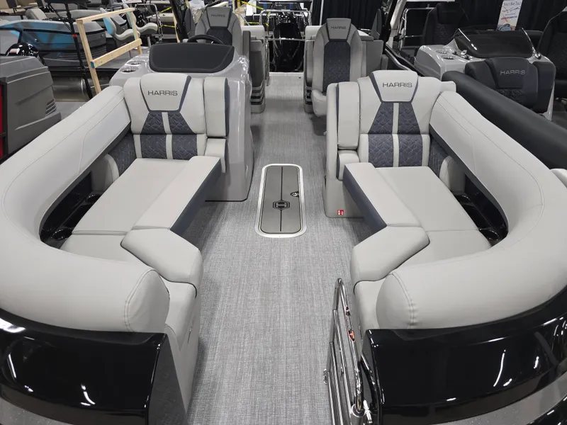 Slide: The Image of Harris Grand Mariner 230 2026 - 6