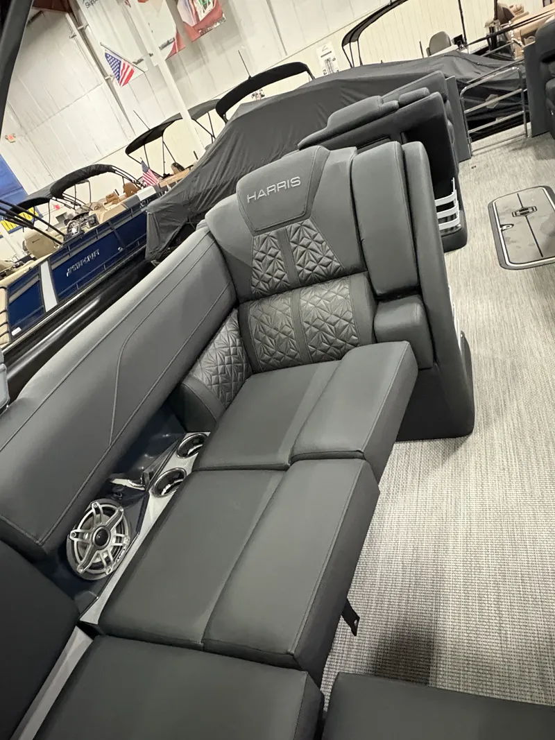 Slide: The Image of Harris Grand Mariner 230 2026 - 10