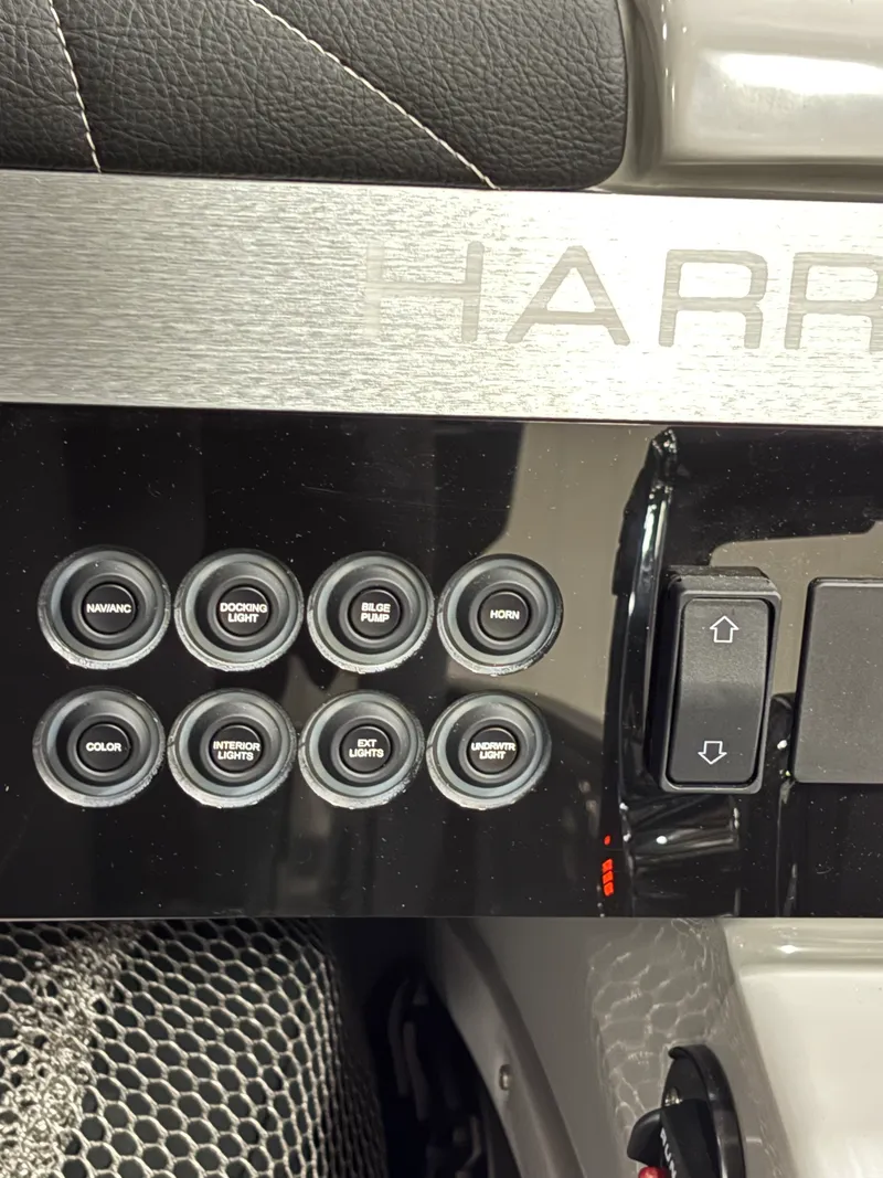 Slide: The Image of Harris Grand Mariner 230 2026 - 6